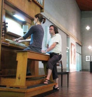 Hera Wyckers op het orgel van de Sint-Anna-ten-Drieënkerk, Antwerpen Linkeroever